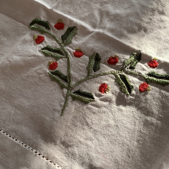 🎄🎅🏻April Cornell Embroidered Holly Cotton Tablecloth - Picture 4 of 8